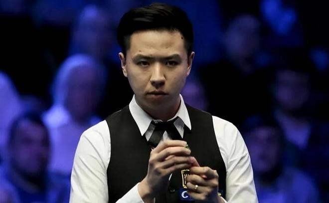 女伴与两名 女伴与两名